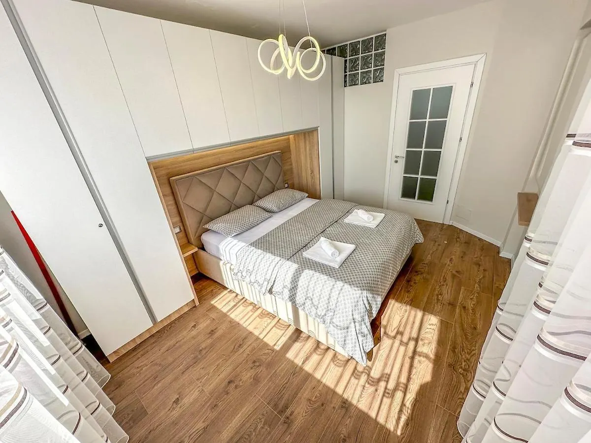 Scandi Charm Two-Bedroom Apartment With Front Sea View Δυρράχιο