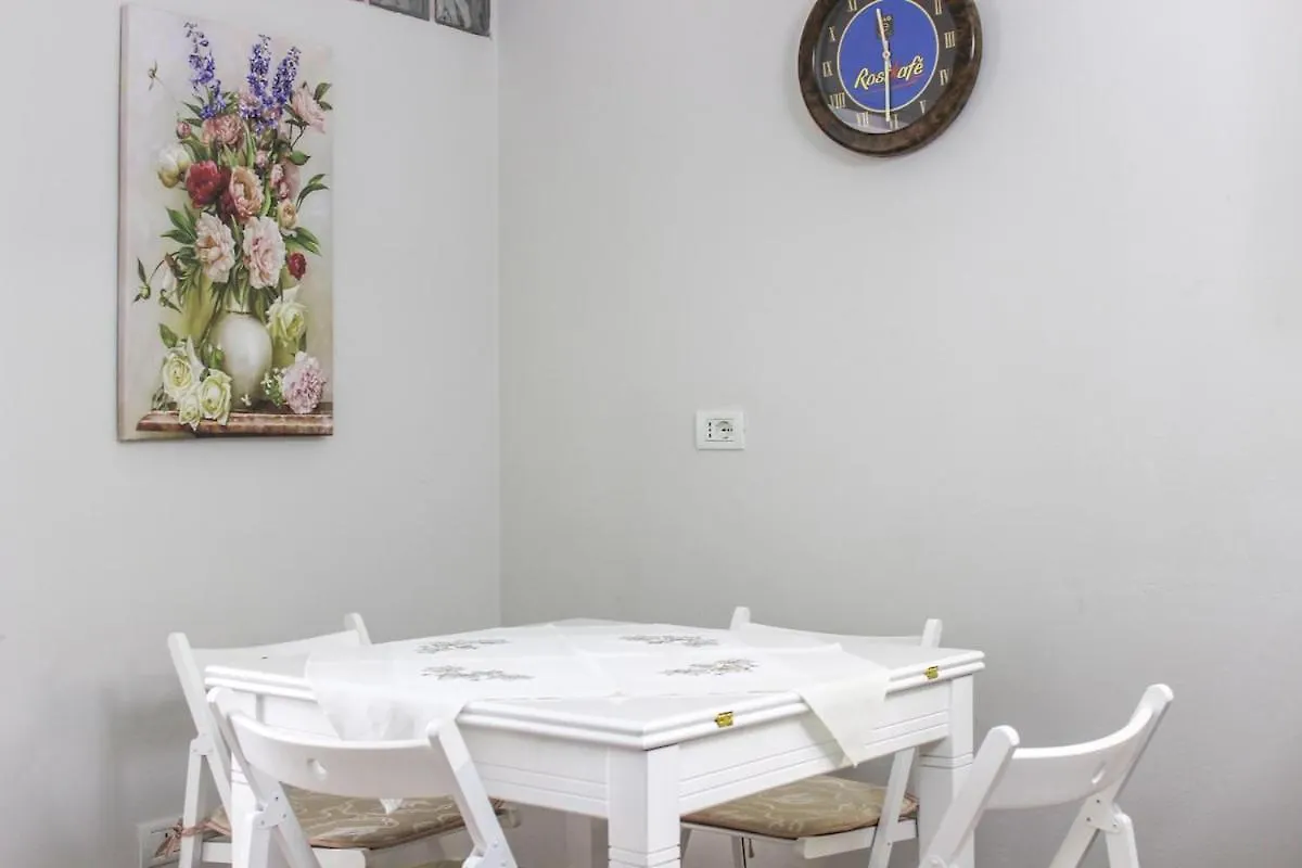 Scandi Charm Two-Bedroom Apartment With Front Sea View Δυρράχιο