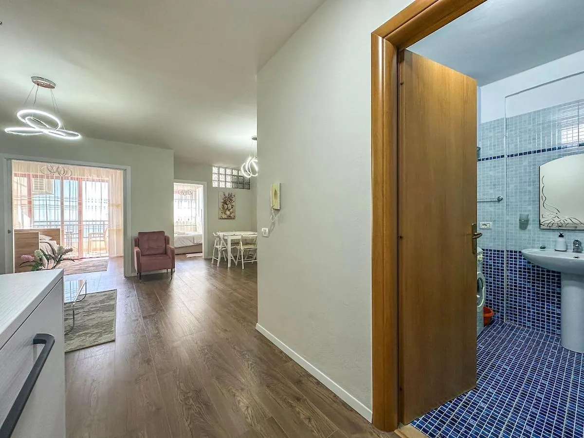 Scandi Charm Two-Bedroom Apartment With Front Sea View Δυρράχιο 0*,