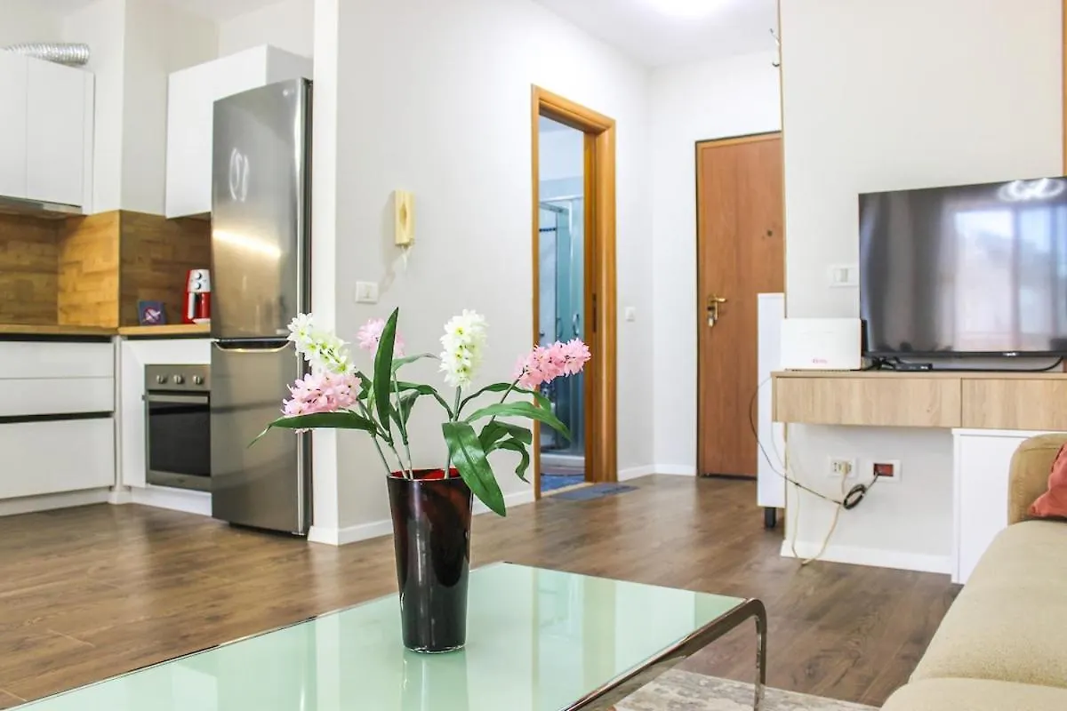 Scandi Charm Two-Bedroom Apartment With Front Sea View Δυρράχιο