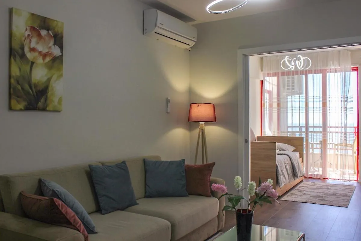 Scandi Charm Two-Bedroom Apartment With Front Sea View Δυρράχιο
