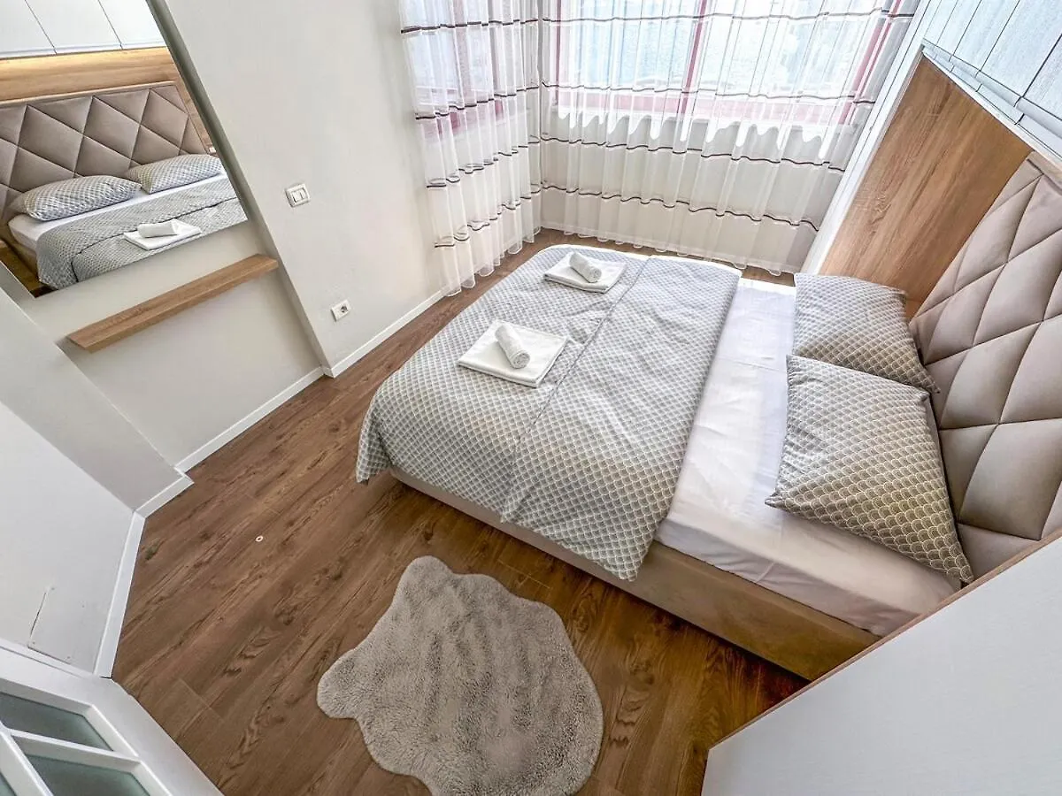 Scandi Charm Two-Bedroom Apartment With Front Sea View Δυρράχιο